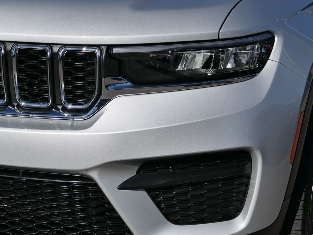 Used 2025 Jeep Grand Cherokee Laredo image 8