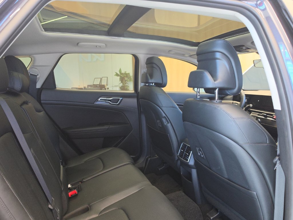 Certified 2026 Kia Sportage EX w/ EX Panorama Roof Package FWD image 45