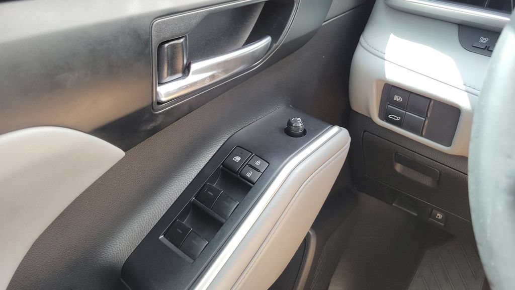 Used 2022 Toyota Highlander XLE FWD image 22