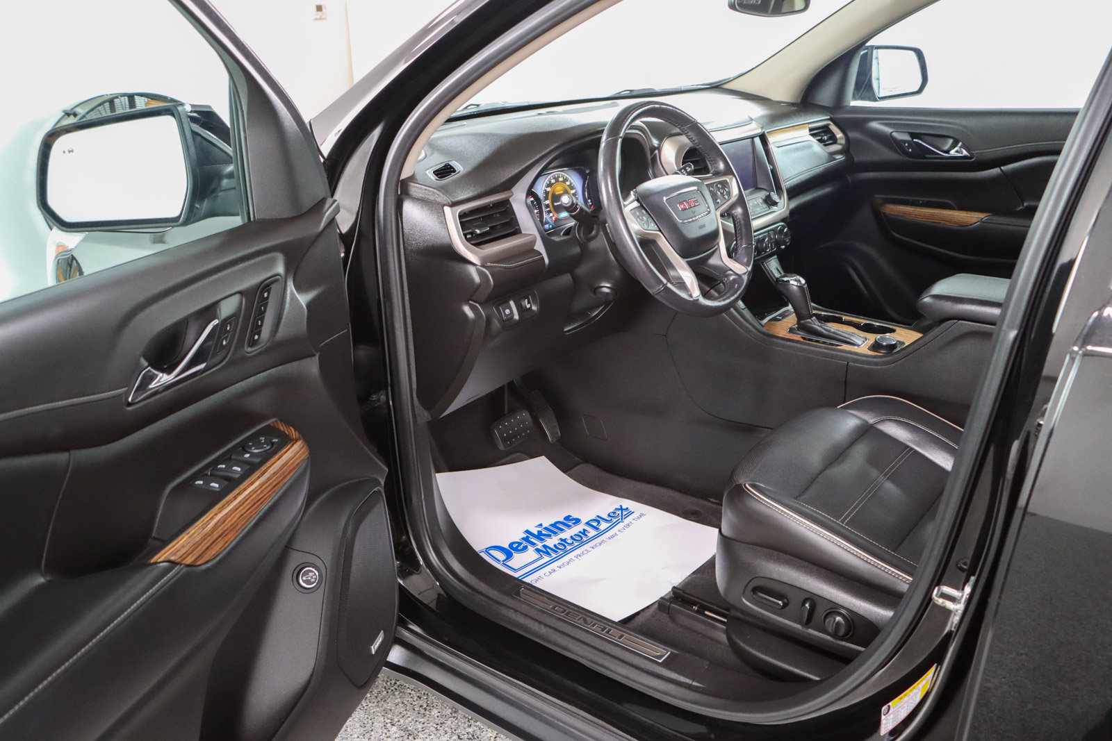 Used 2019 GMC Acadia Denali w/ Technology Package AWD/4WD image 3