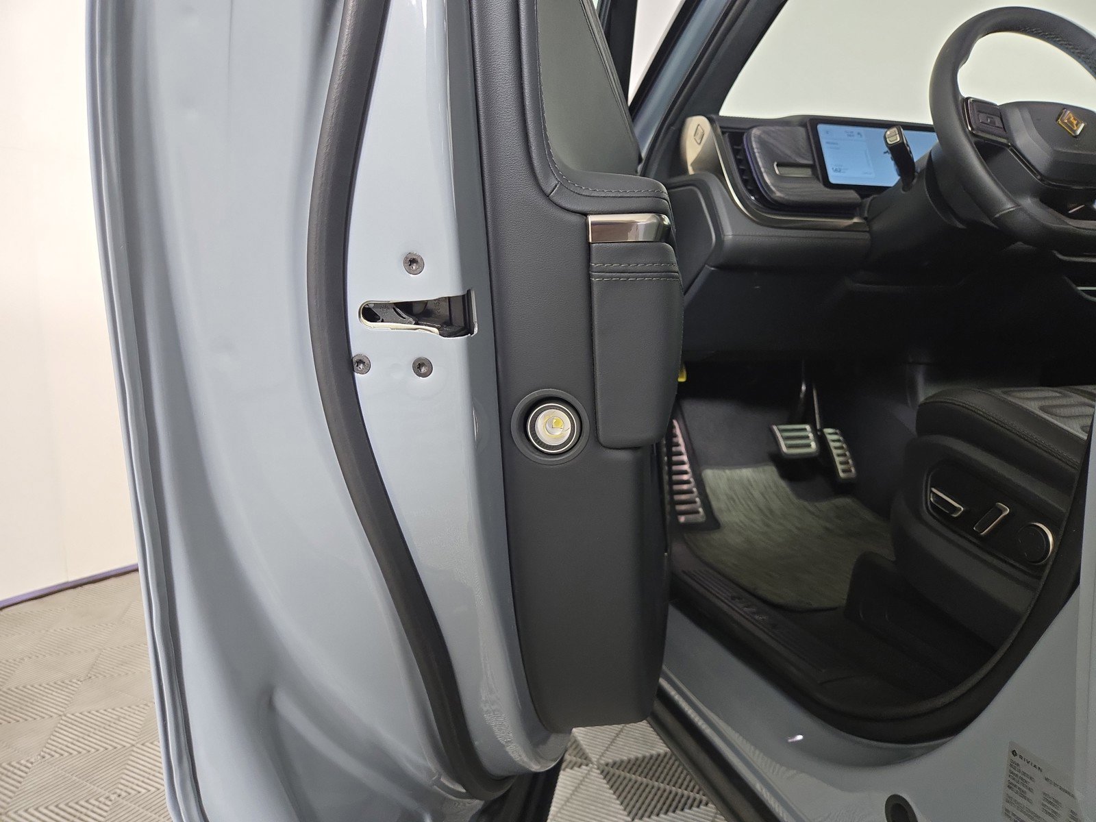 Used 2023 Rivian R1S Adventure AWD/4WD image 32