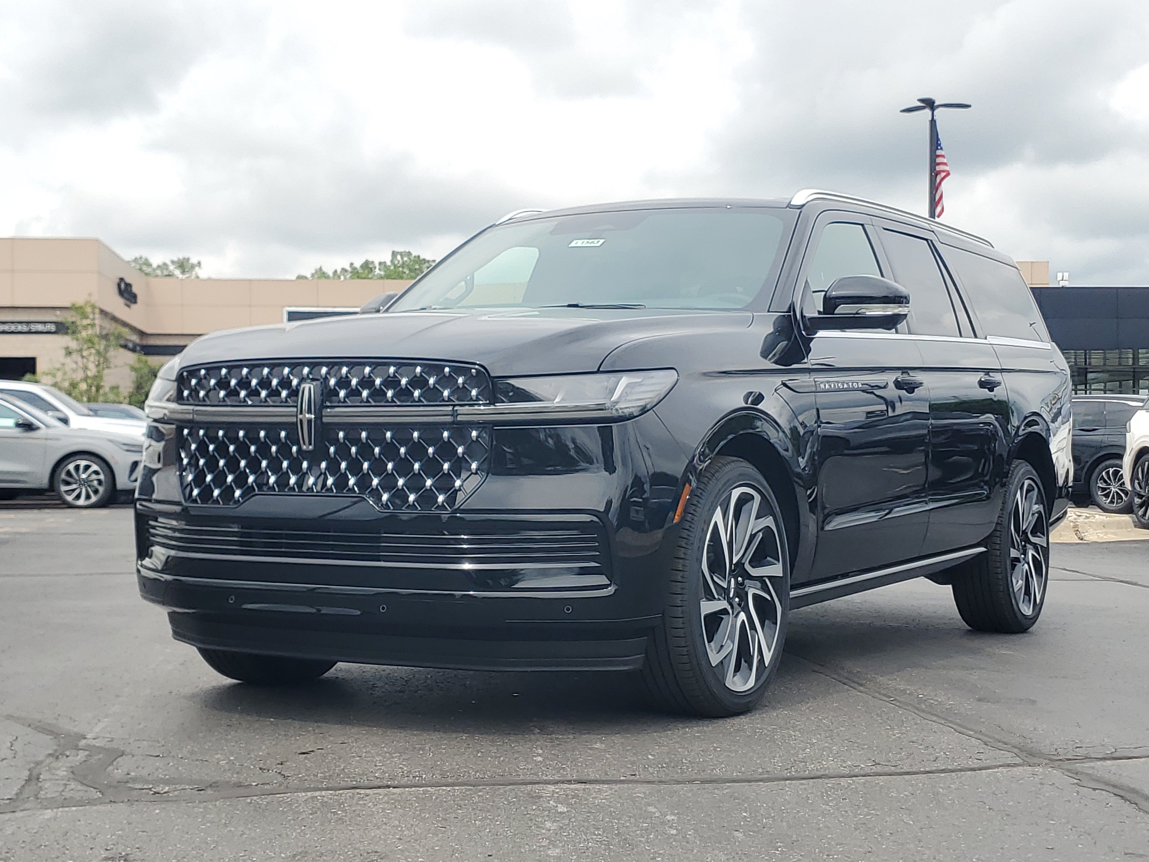 New 2026 Lincoln Navigator L Black Label AWD/4WD image 2