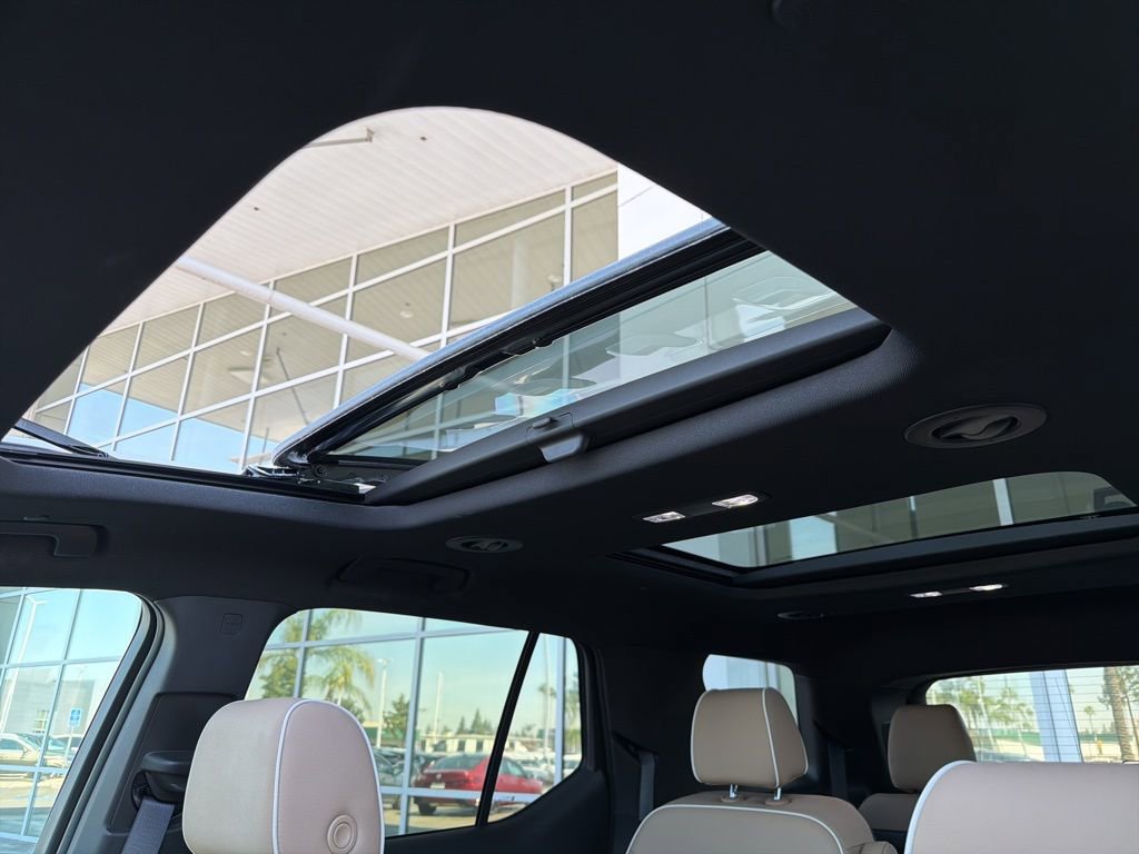 Used 2023 Chevrolet Traverse Premier image 12