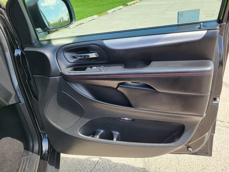 Used 2014 Dodge Grand Caravan R/T w/ Trailer Tow Group FWD image 28