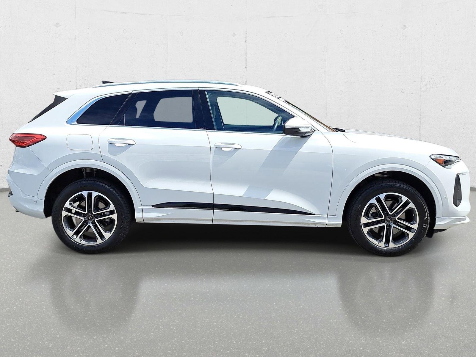 Certified 2025 Audi Q5 Premium w/ Convenience Package AWD/4WD image 4