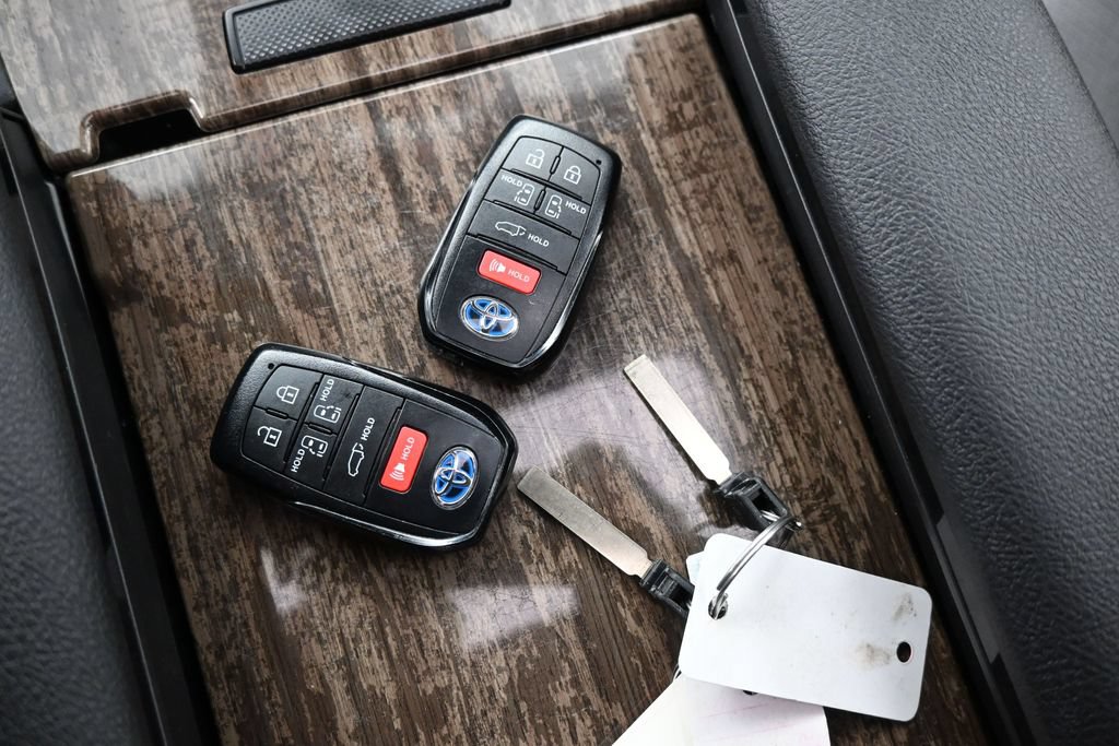 Used 2025 Toyota Sienna Platinum AWD/4WD image 17