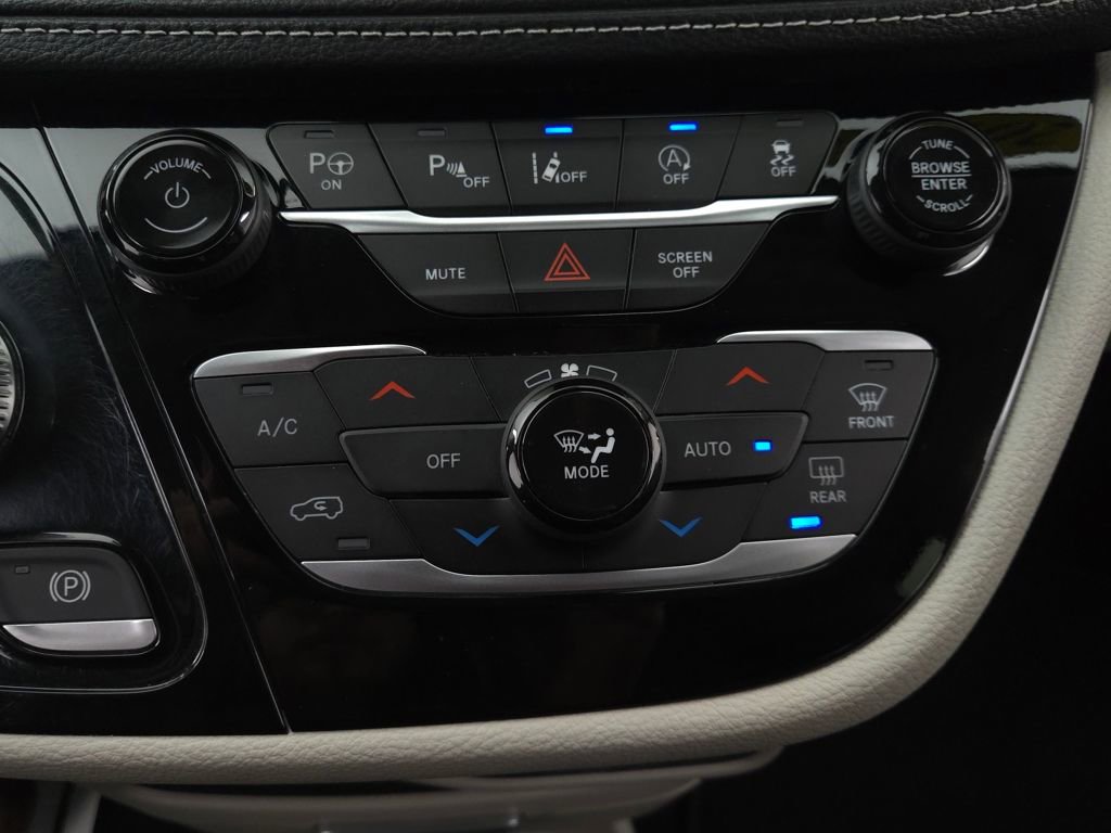 Used 2024 Chrysler Pacifica Touring-L image 25