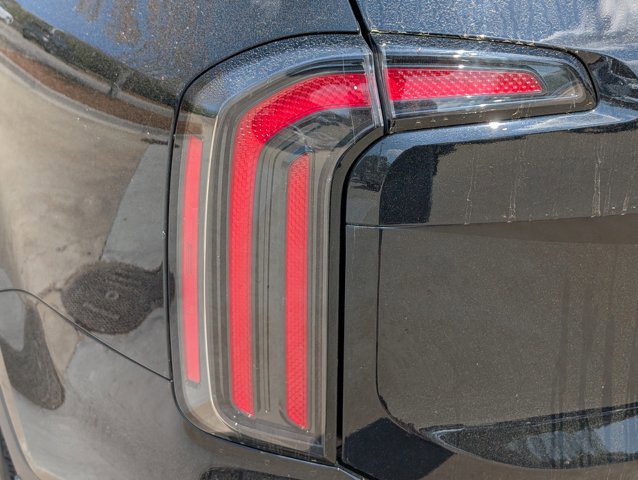 Used 2024 Kia Telluride EX w/ EX Captain's Chair Package image 10