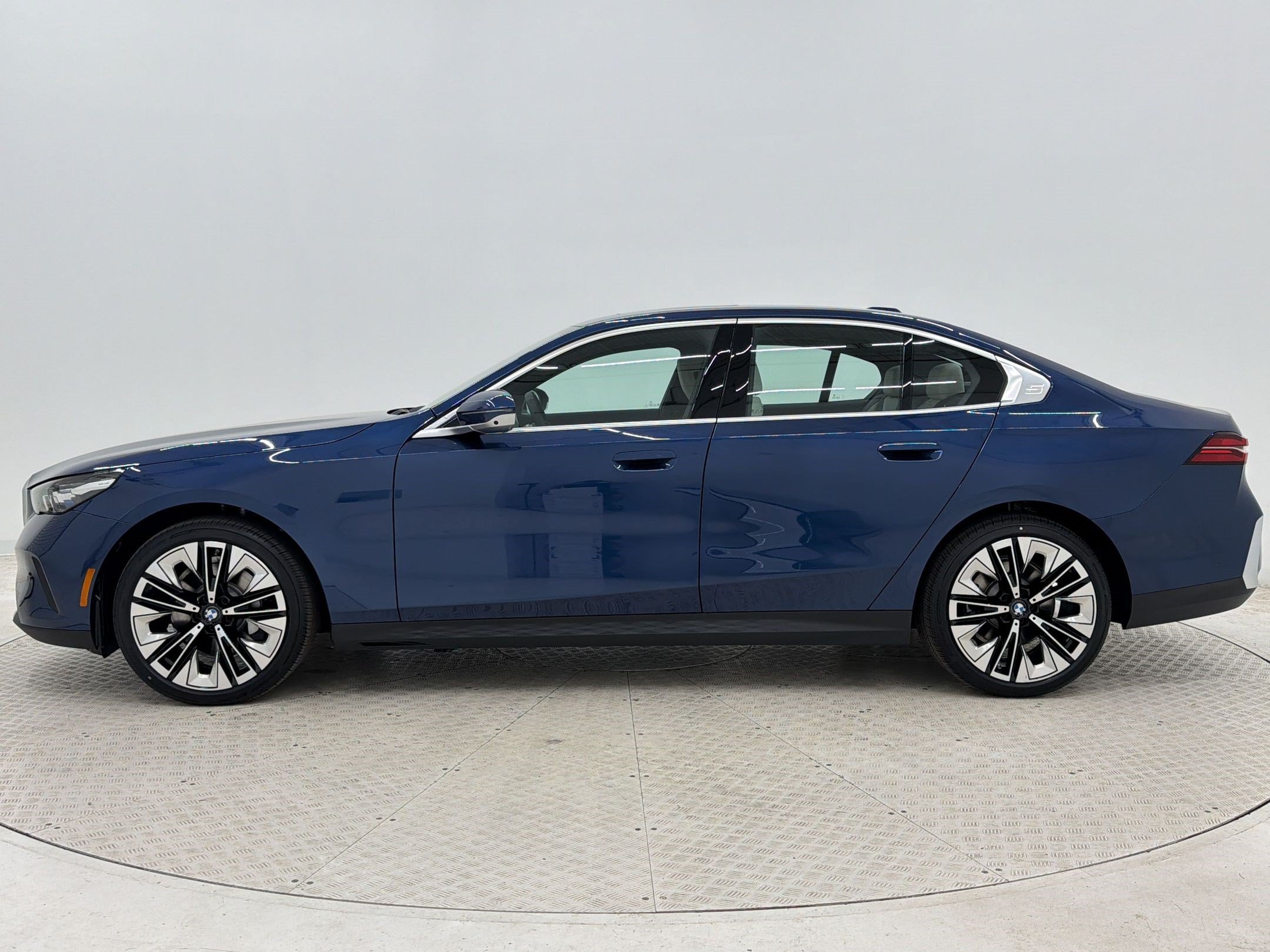 New 2026 BMW 530i RWD image 2