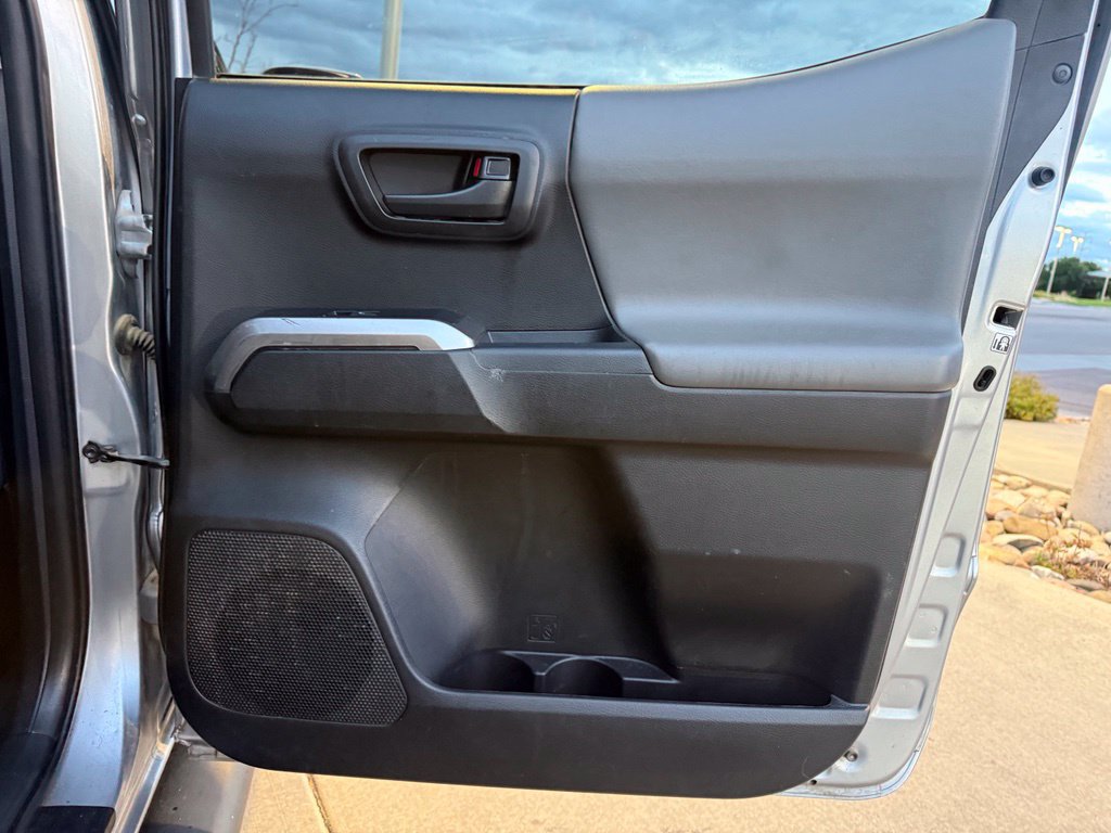 Used 2019 Toyota Tacoma SR5 AWD/4WD image 25