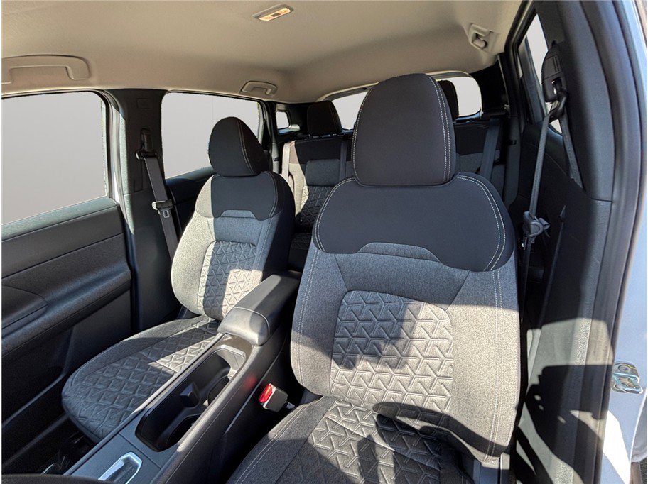 Used 2025 Nissan Kicks SV image 18