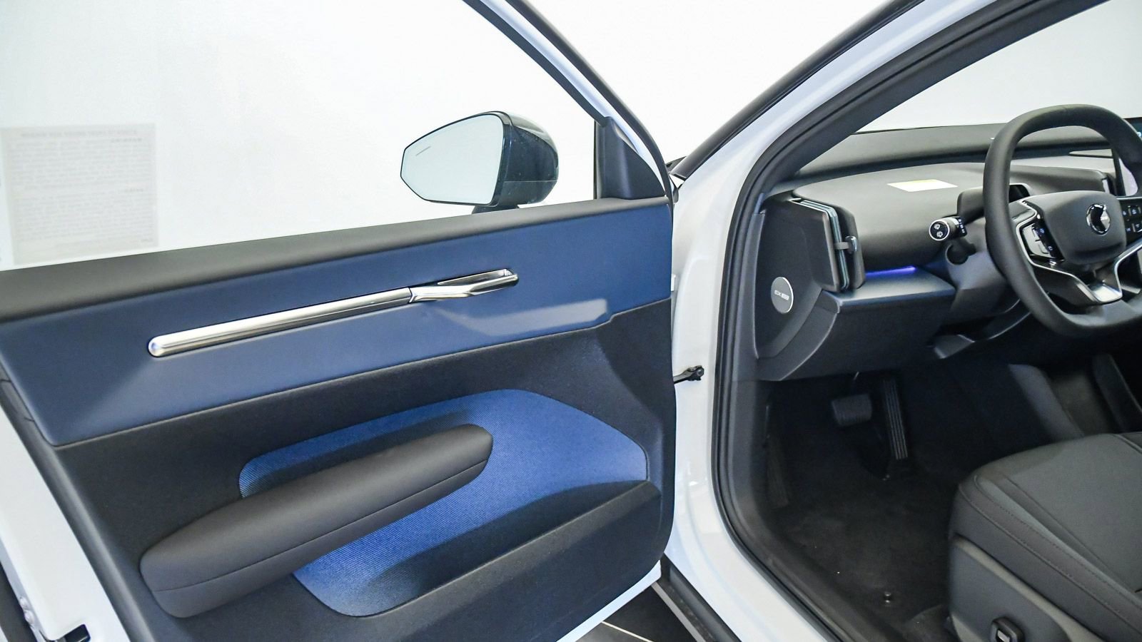 New 2026 Volvo EX30 Plus AWD/4WD image 25