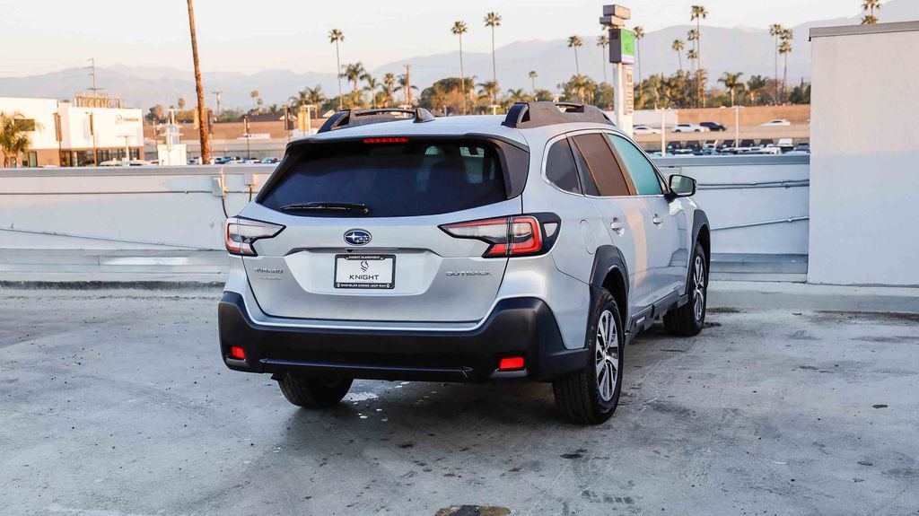 Used 2025 Subaru Outback Premium image 9