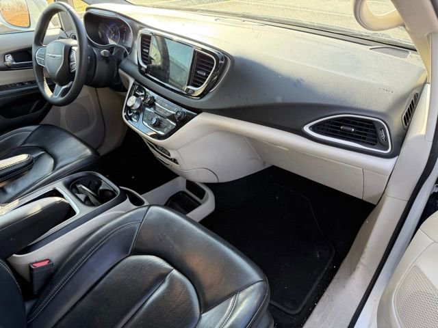 Used 2022 Chrysler Pacifica Touring-L image 10