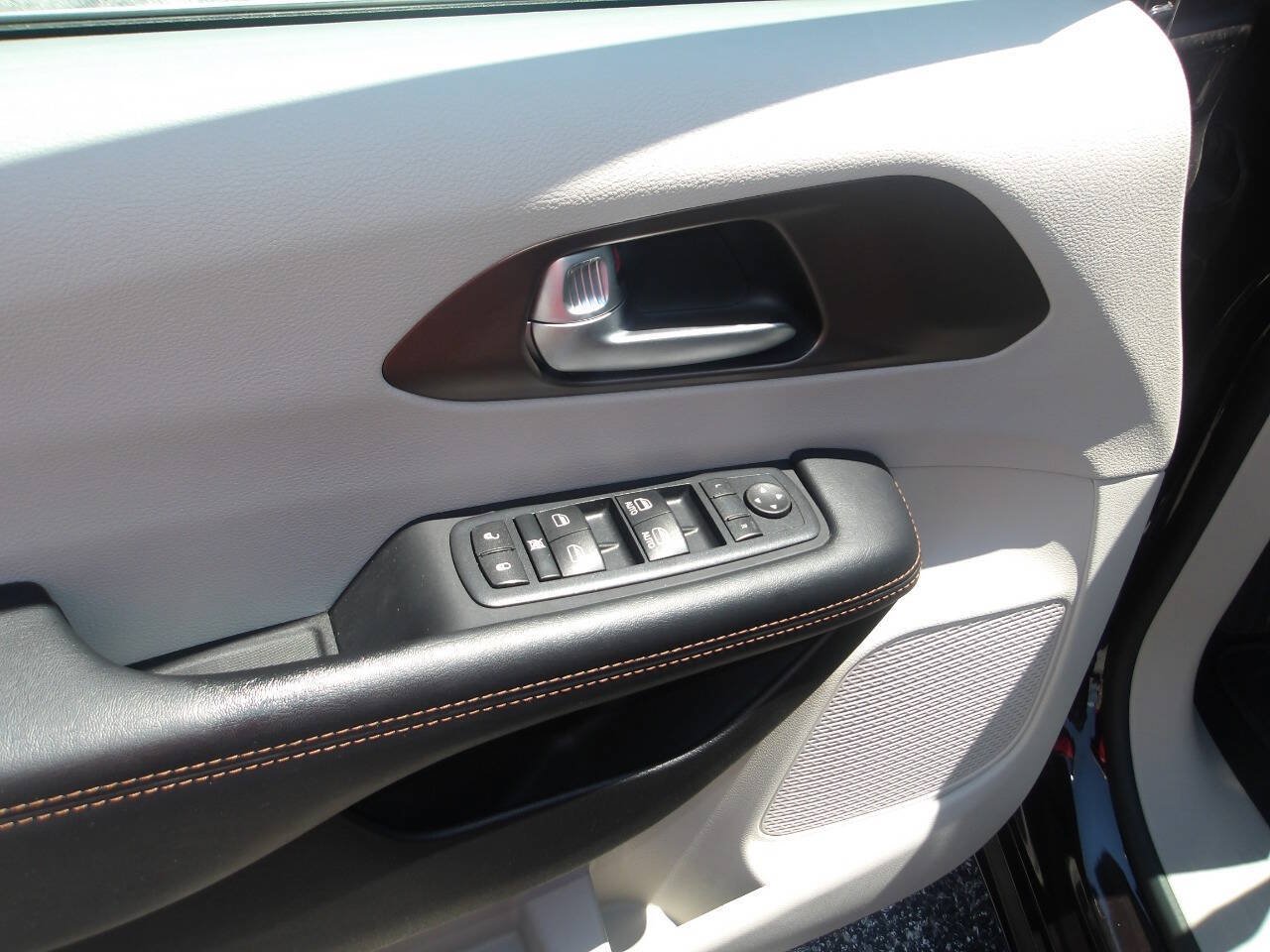 Used 2017 Chrysler Pacifica Touring-L FWD image 10