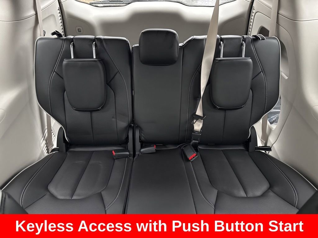 Used 2024 Chrysler Pacifica Limited image 19