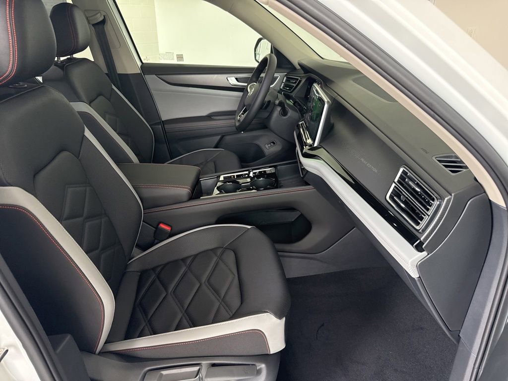 New 2025 Volkswagen Atlas Peak Edition SE image 11