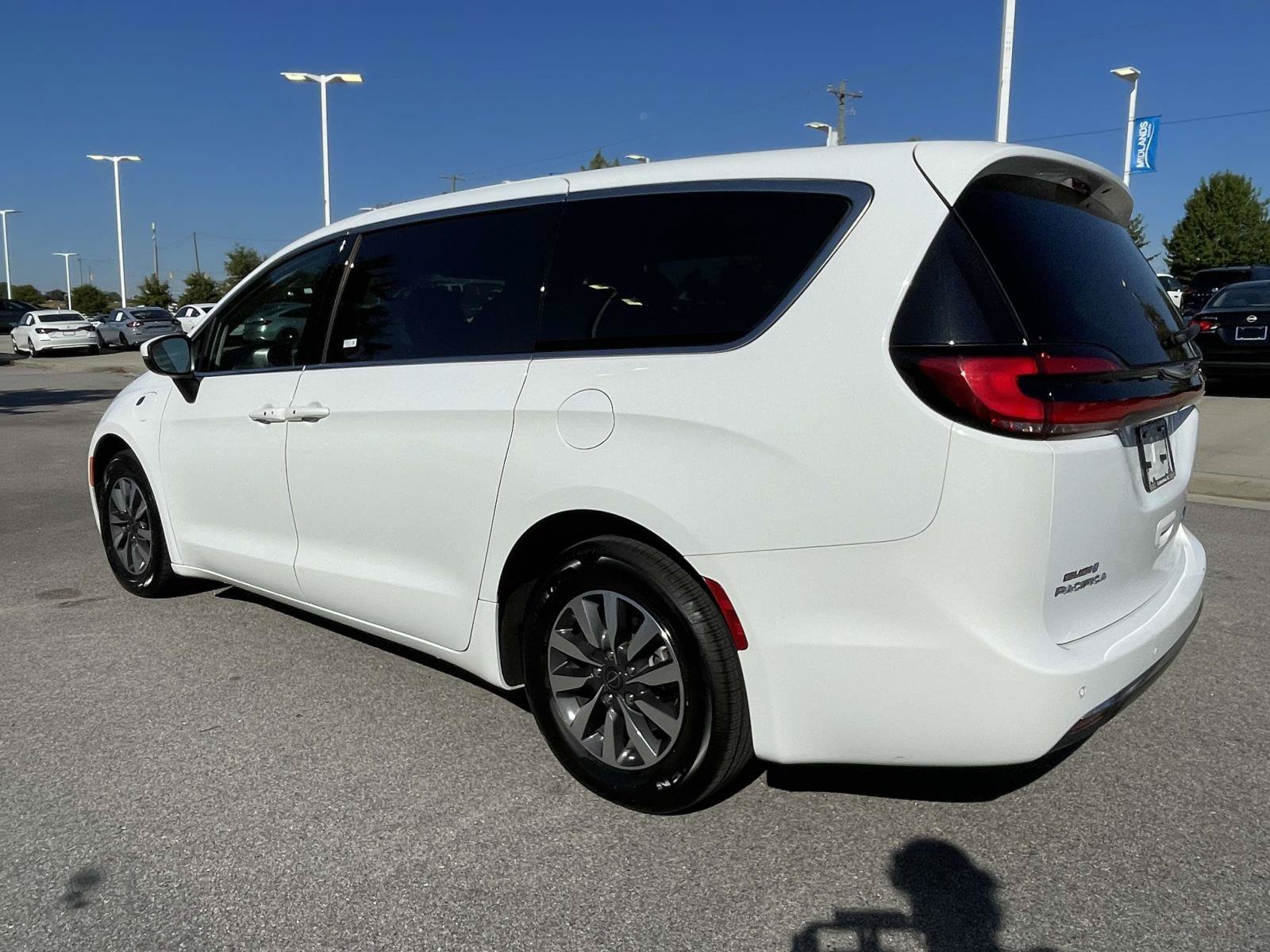 Used 2023 Chrysler Pacifica Touring-L FWD image 4