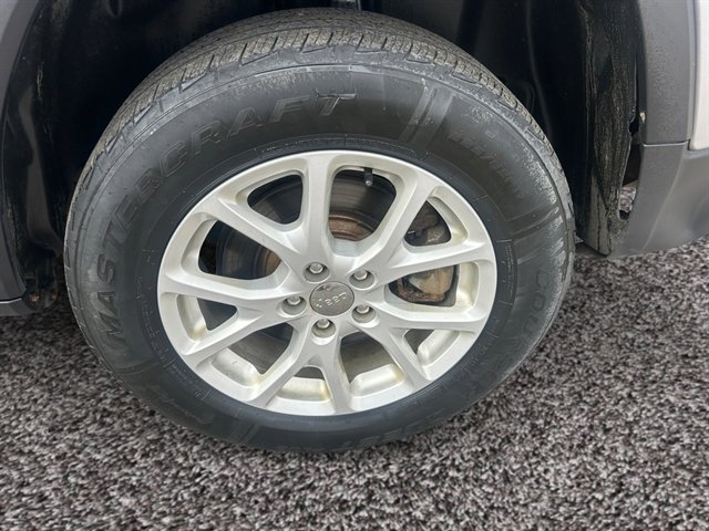 Used 2015 Jeep Cherokee Latitude w/ Cold Weather Group image 14