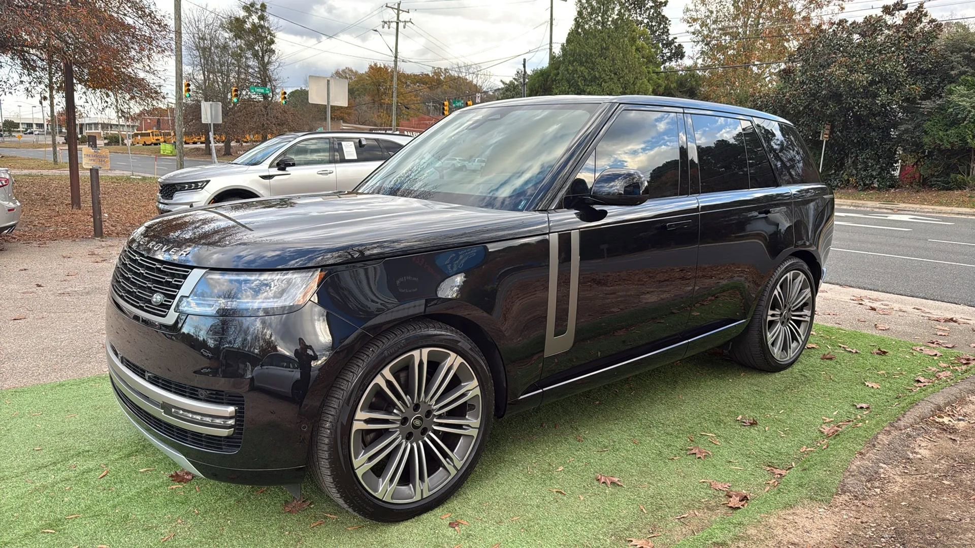 Used 2024 Land Rover Range Rover SE image 4