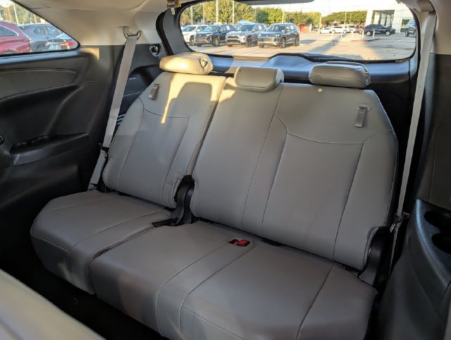 Certified 2025 Toyota Sienna XLE FWD image 28