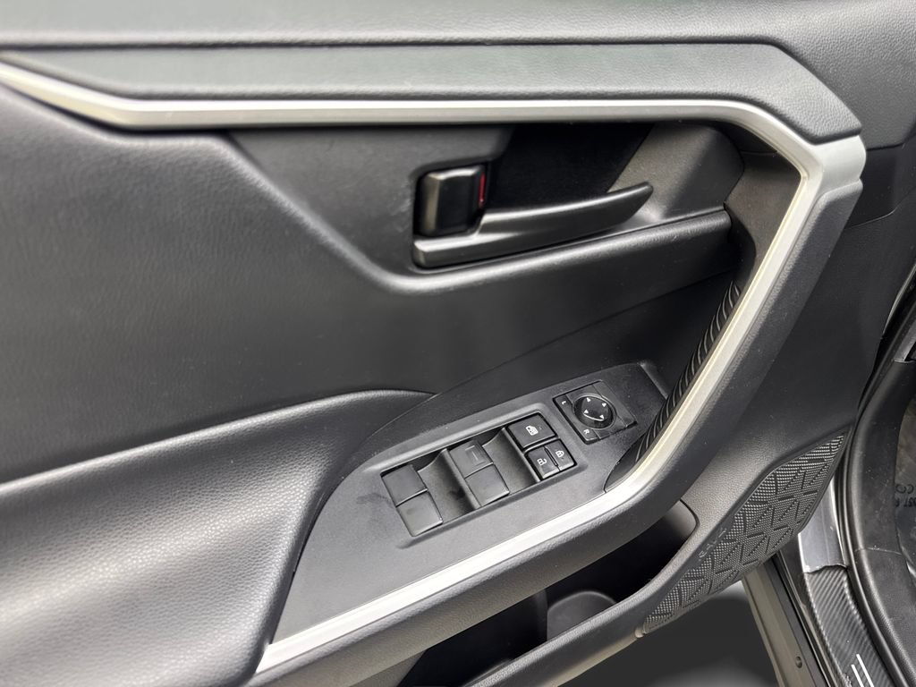 Used 2021 Toyota RAV4 LE FWD image 32