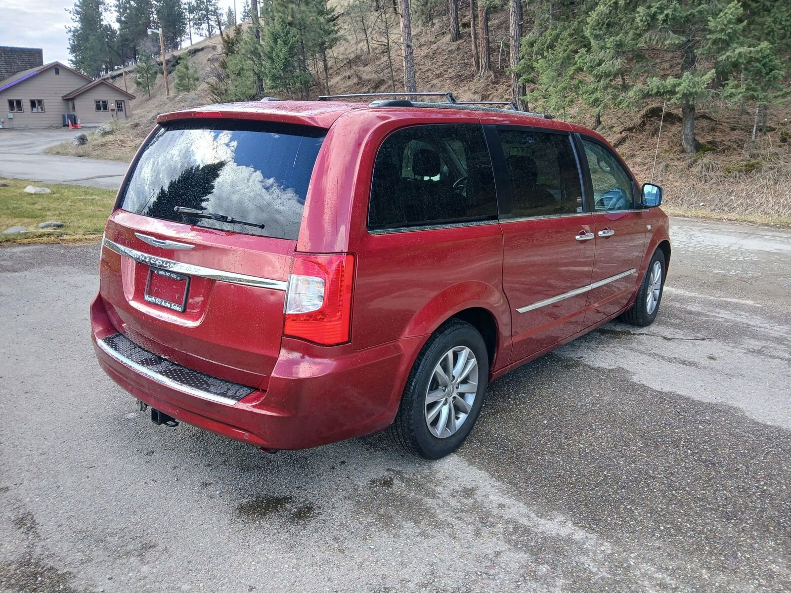 Used 2014 Chrysler Town & Country Touring-L image 4