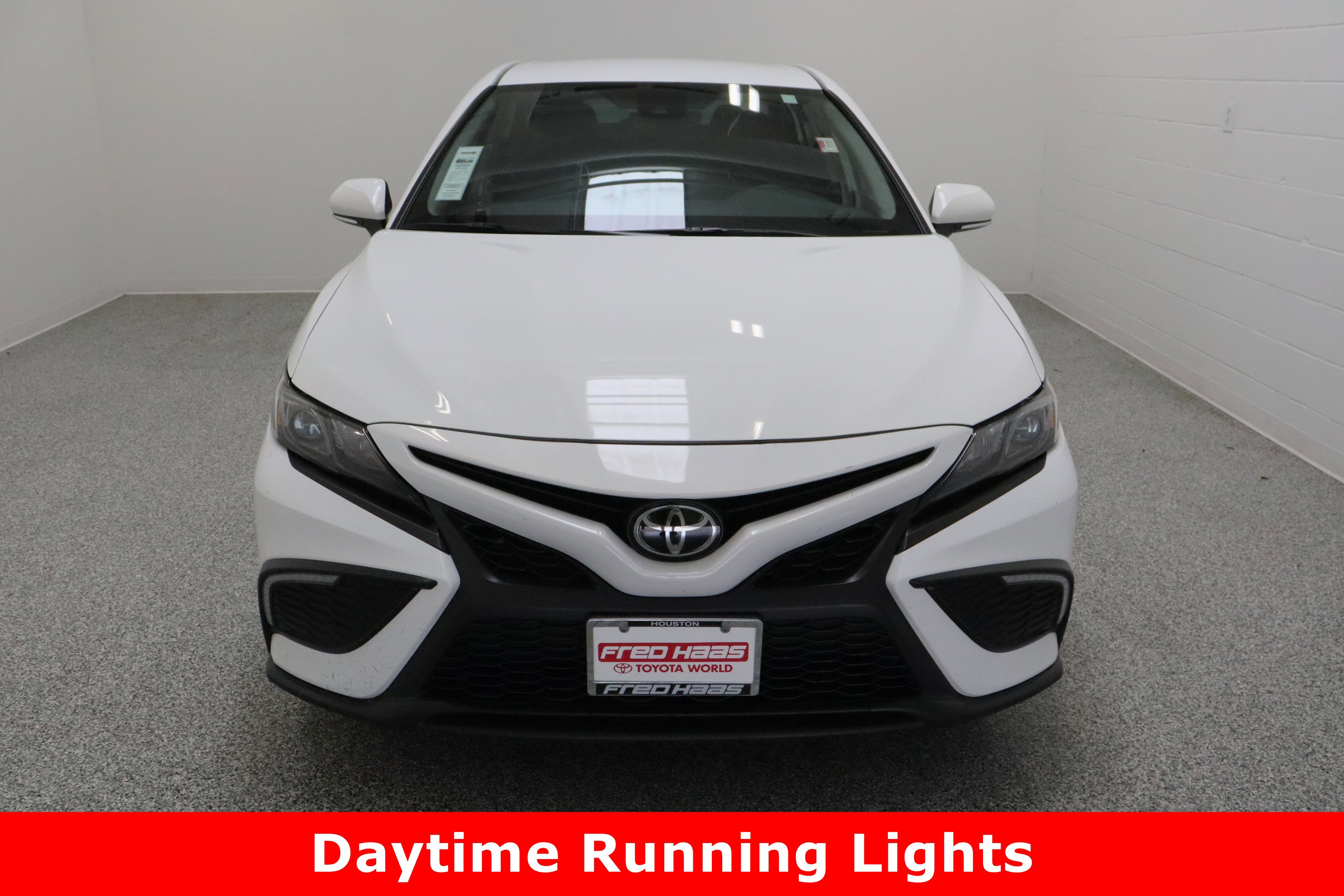 Used 2024 Toyota Camry SE image 3