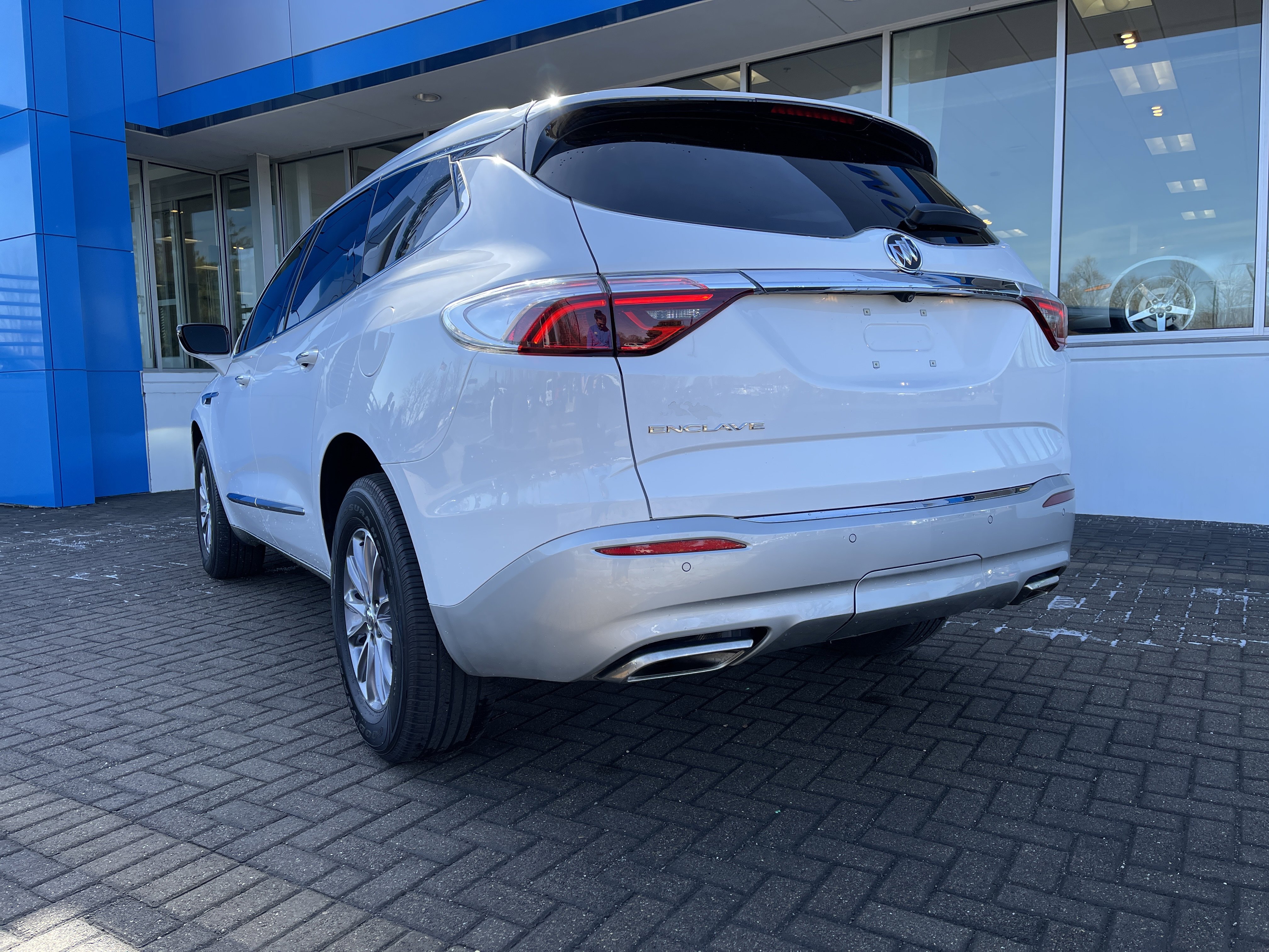 Used 2023 Buick Enclave Essence image 3