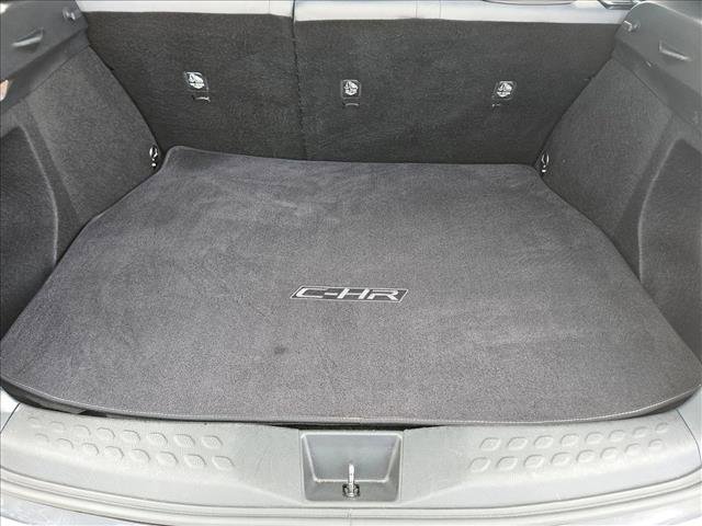 Used 2019 Toyota C-HR XLE video 4