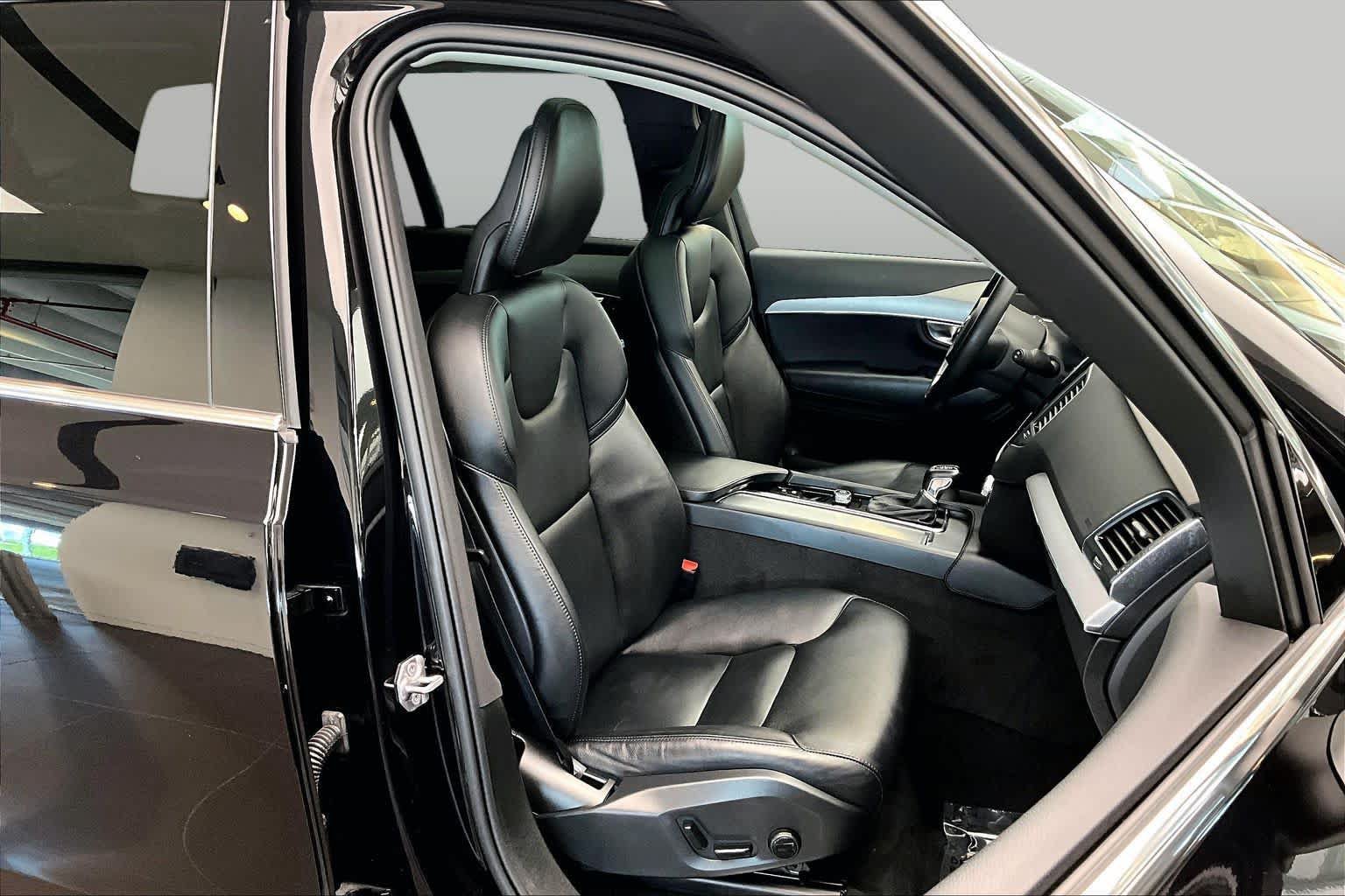 Used 2022 Volvo XC90 T5 Momentum w/ Climate Package AWD/4WD image 9