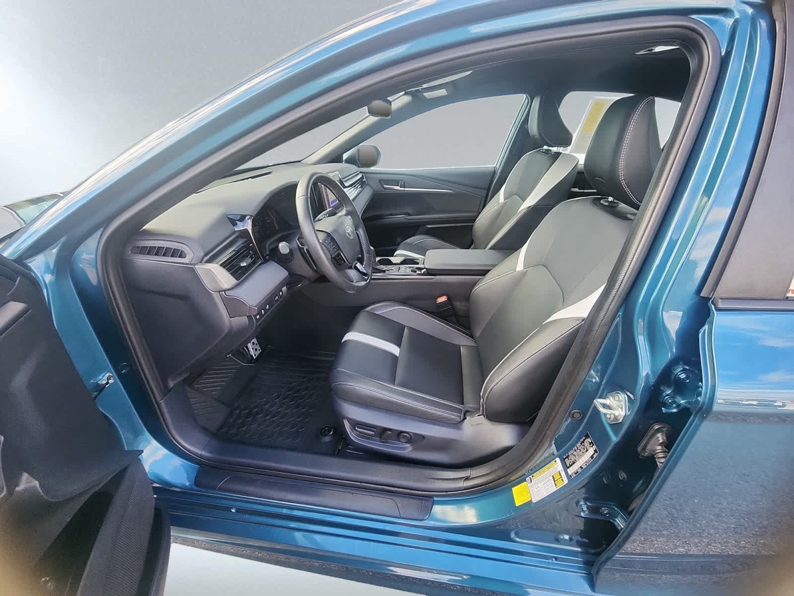 Used 2025 Toyota Camry SE w/ Convenience Package AWD/4WD image 13