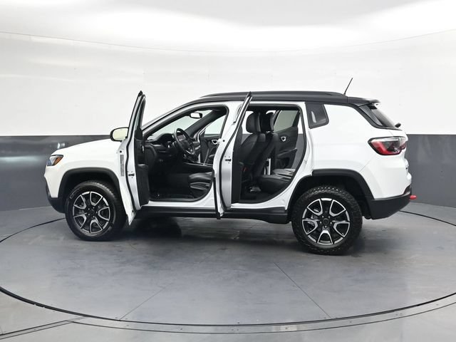 Used 2025 Jeep Compass Trailhawk AWD/4WD image 33