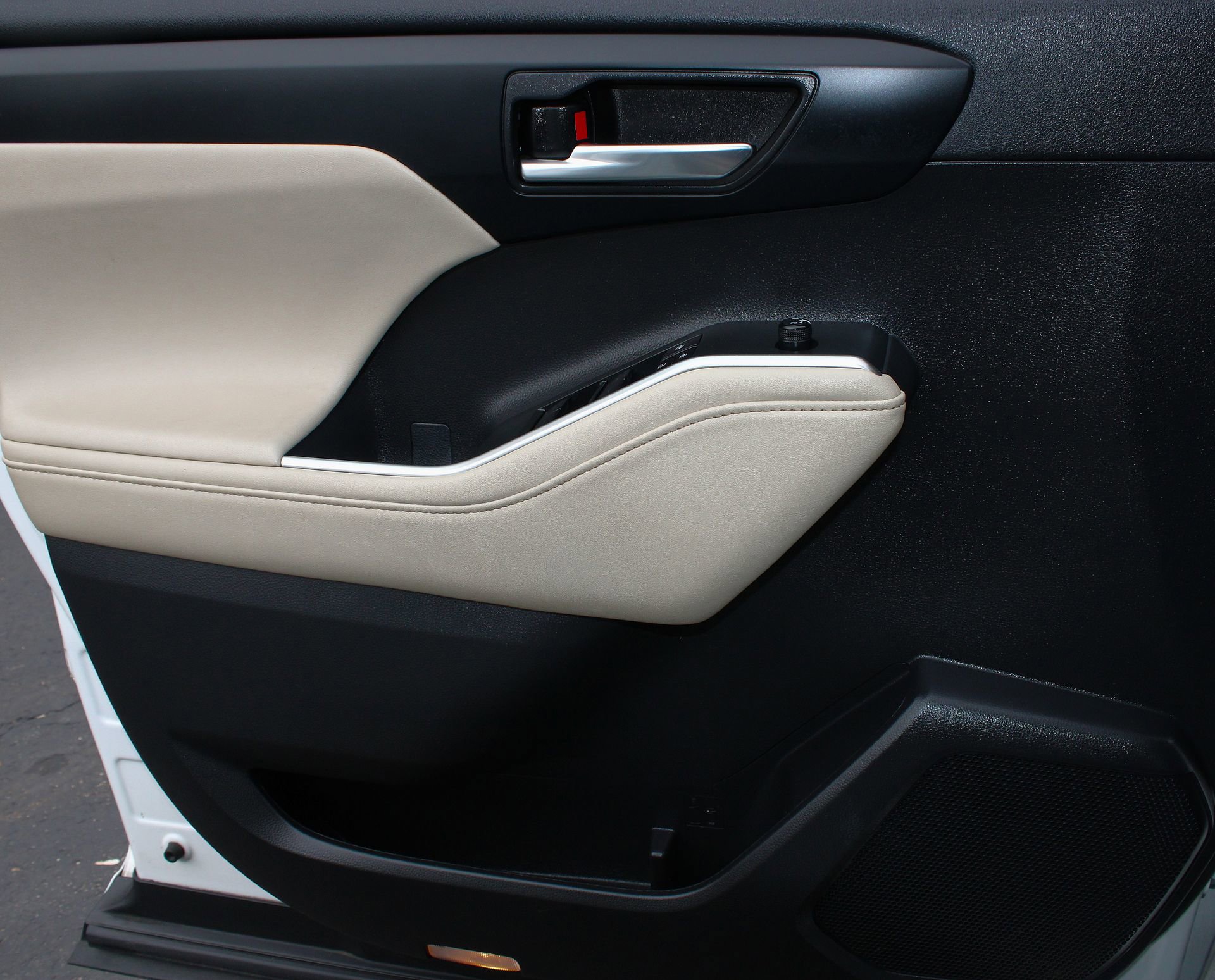 Used 2023 Toyota Highlander L image 13