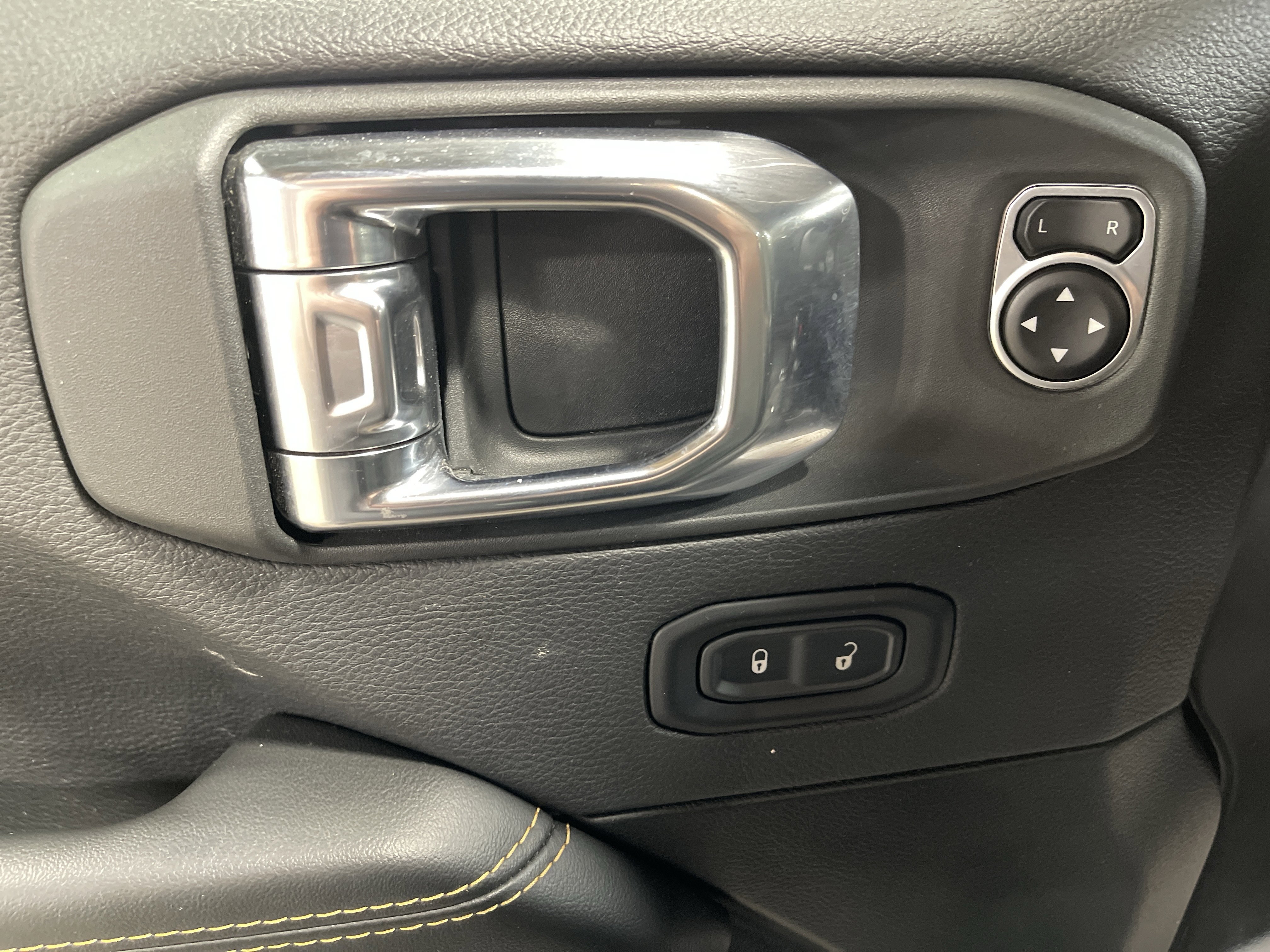 Used 2025 Jeep Wrangler Sahara image 7