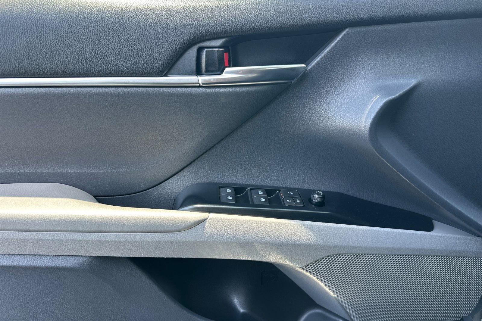Used 2020 Toyota Camry LE FWD image 10