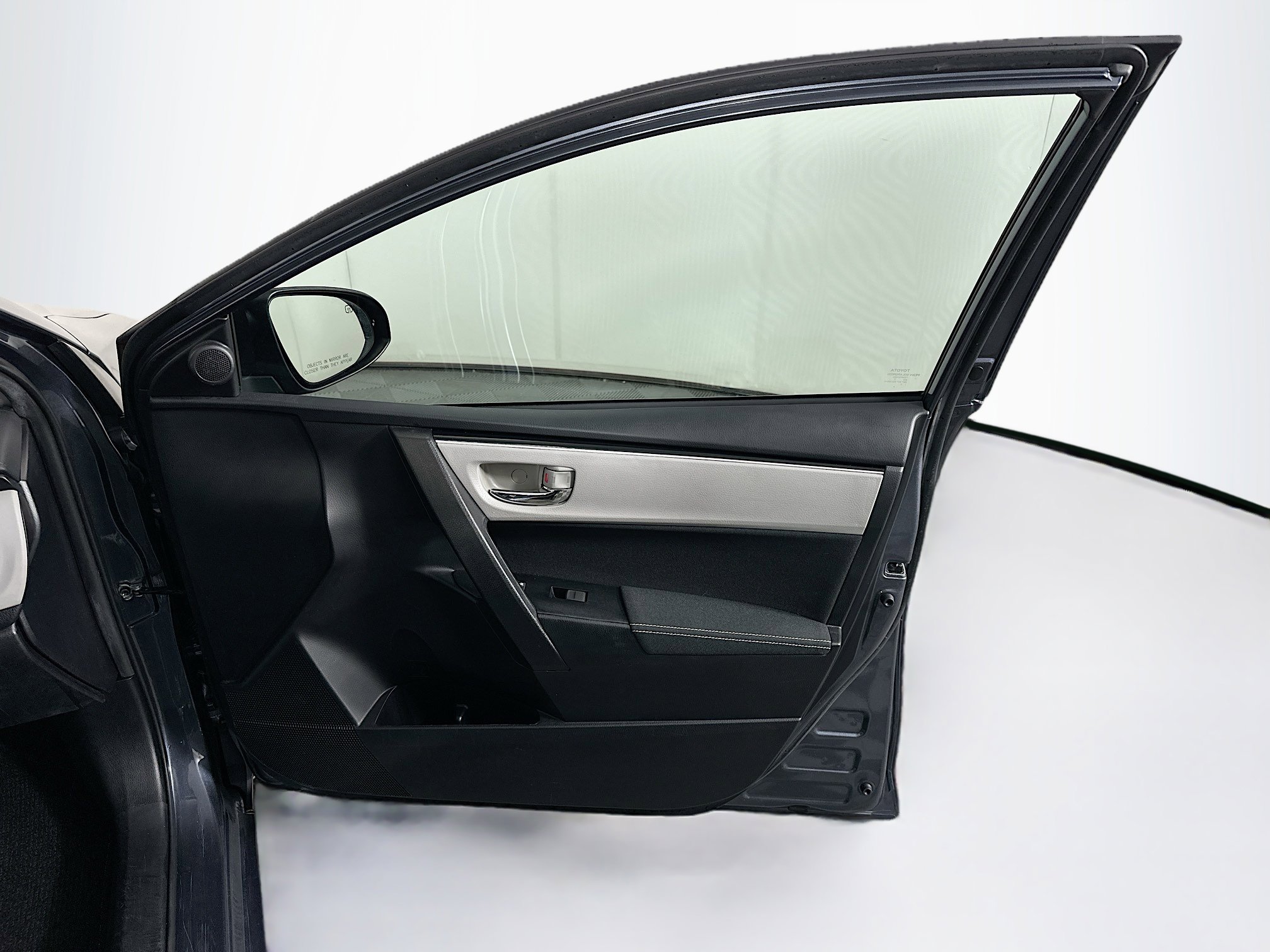 Used 2018 Toyota Corolla LE FWD image 29