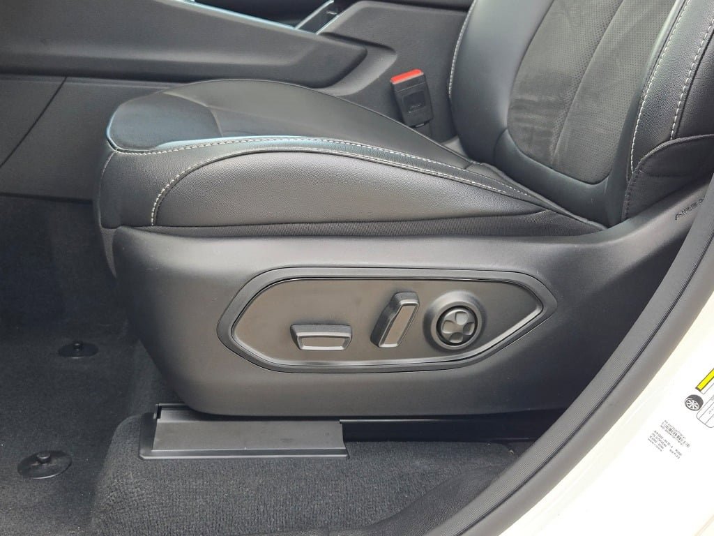 New 2025 Jeep Grand Cherokee Altitude image 25