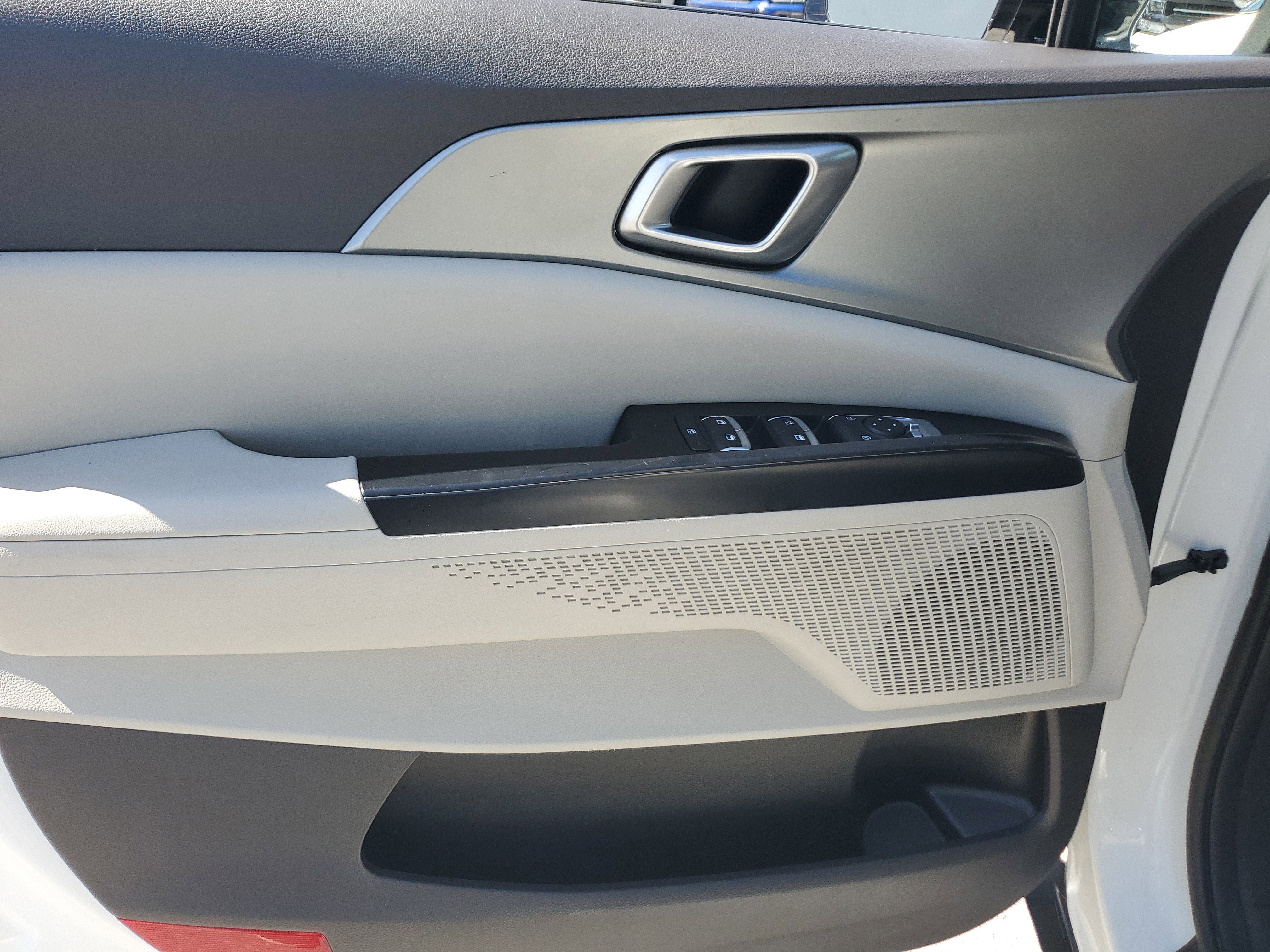 Used 2023 Kia Carnival LX image 29