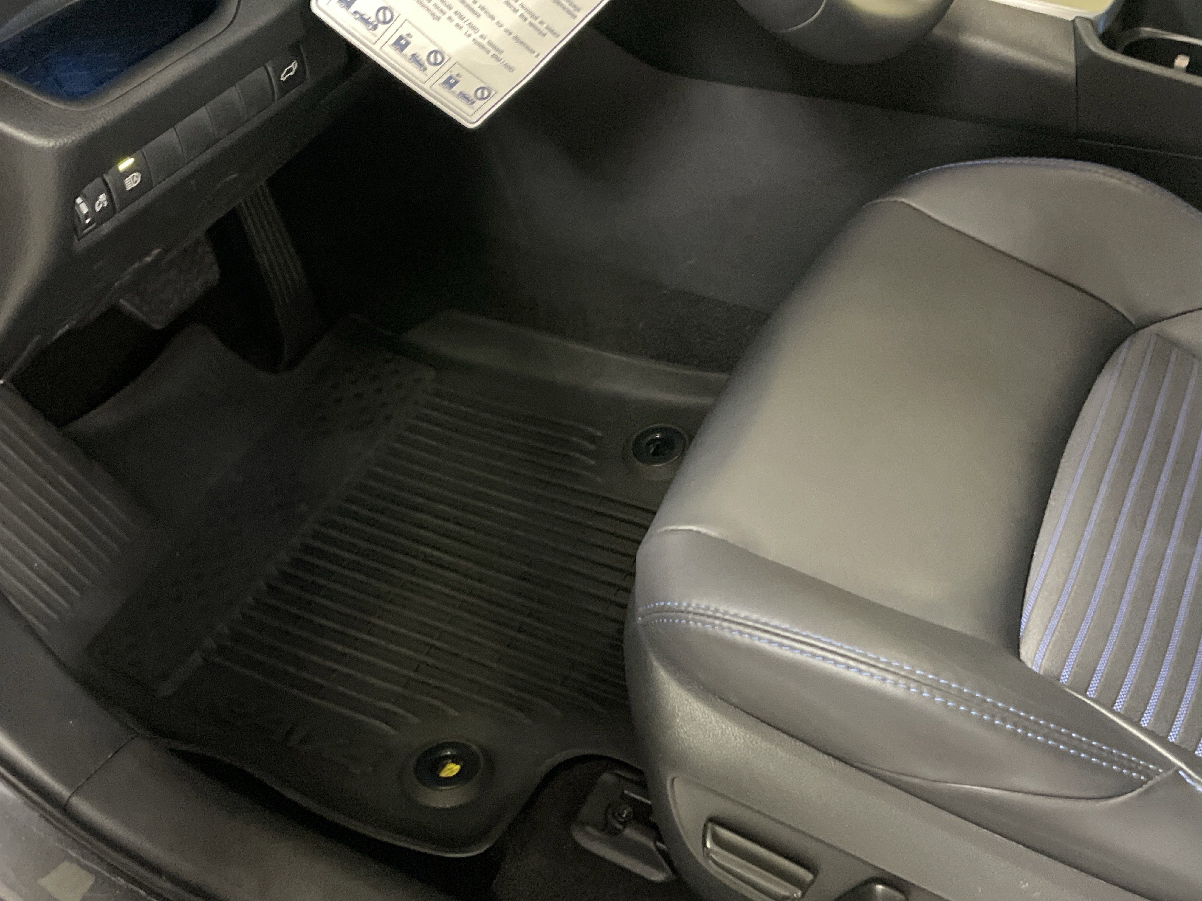 Used 2025 Toyota RAV4 XSE AWD/4WD image 17
