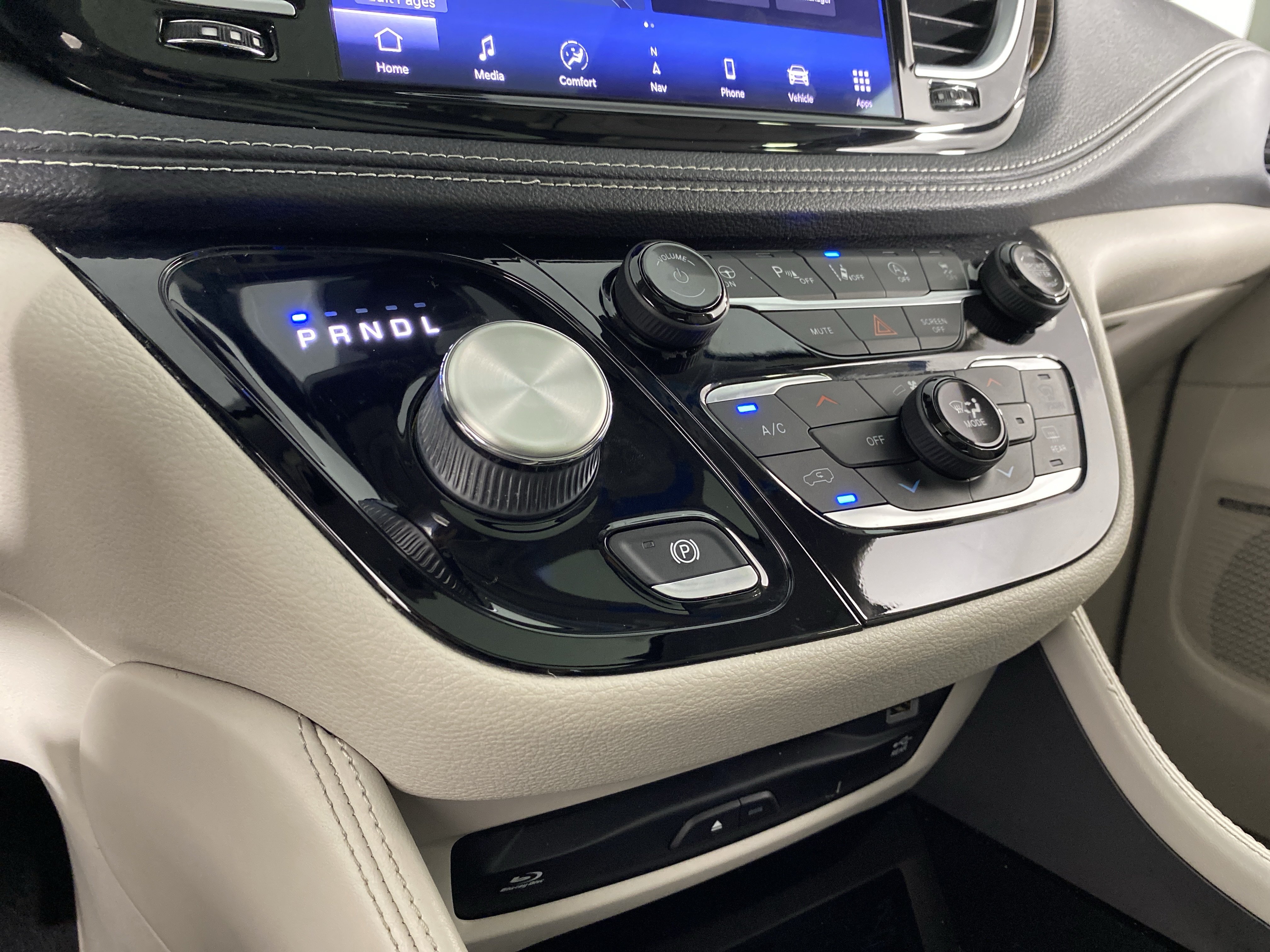 Used 2021 Chrysler Pacifica Limited w/ Uconnect Theater Family Group AWD/4WD image 41