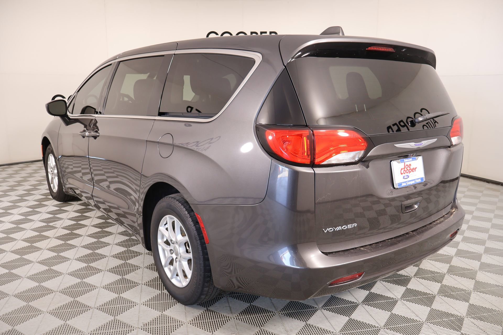 Used 2020 Chrysler Voyager LX image 22