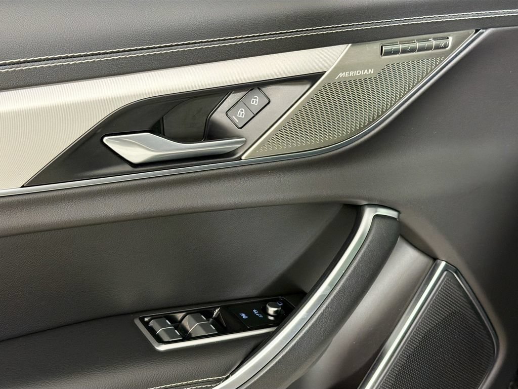Used 2024 Jaguar XF R-Dynamic SE AWD/4WD image 18