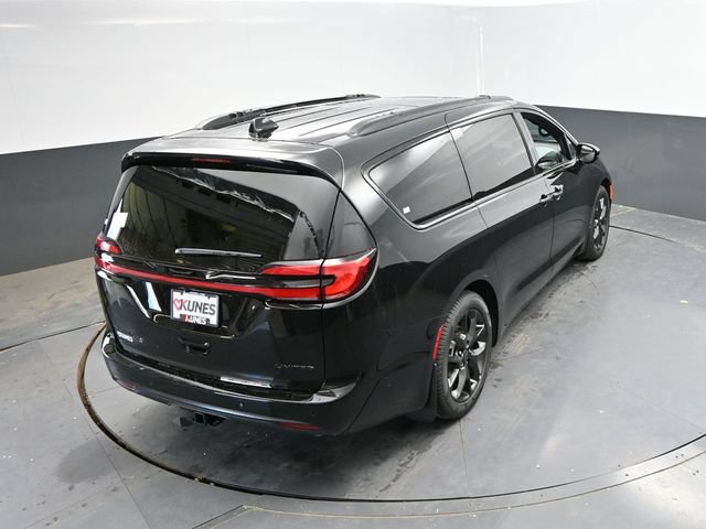 New 2027 Chrysler Pacifica Limited FWD image 40