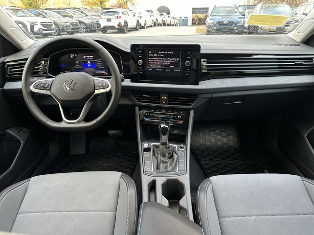 Used 2025 Volkswagen Jetta SE image 24