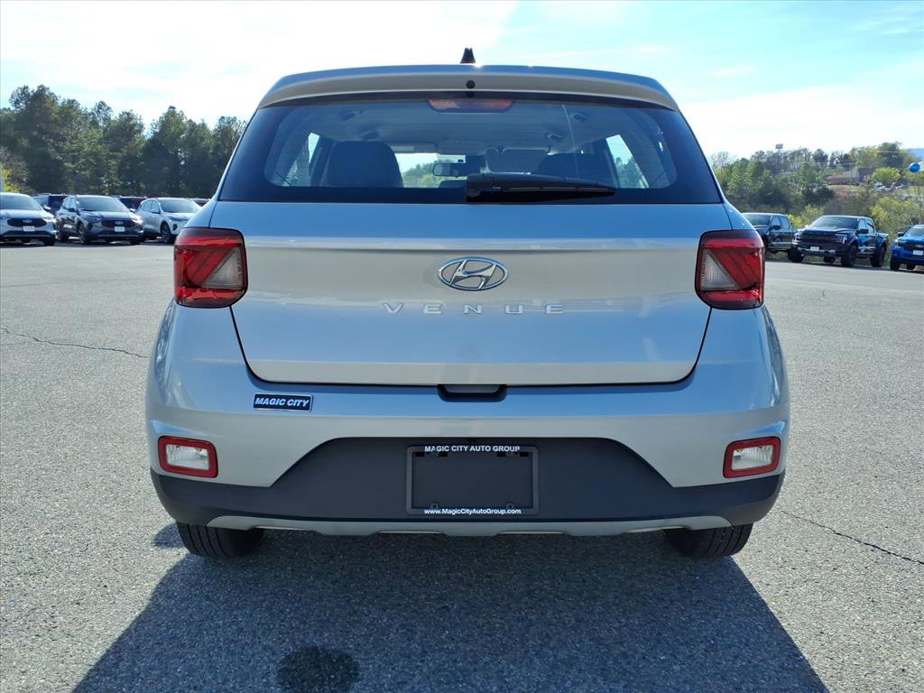 Used 2021 Hyundai Venue SE image 4