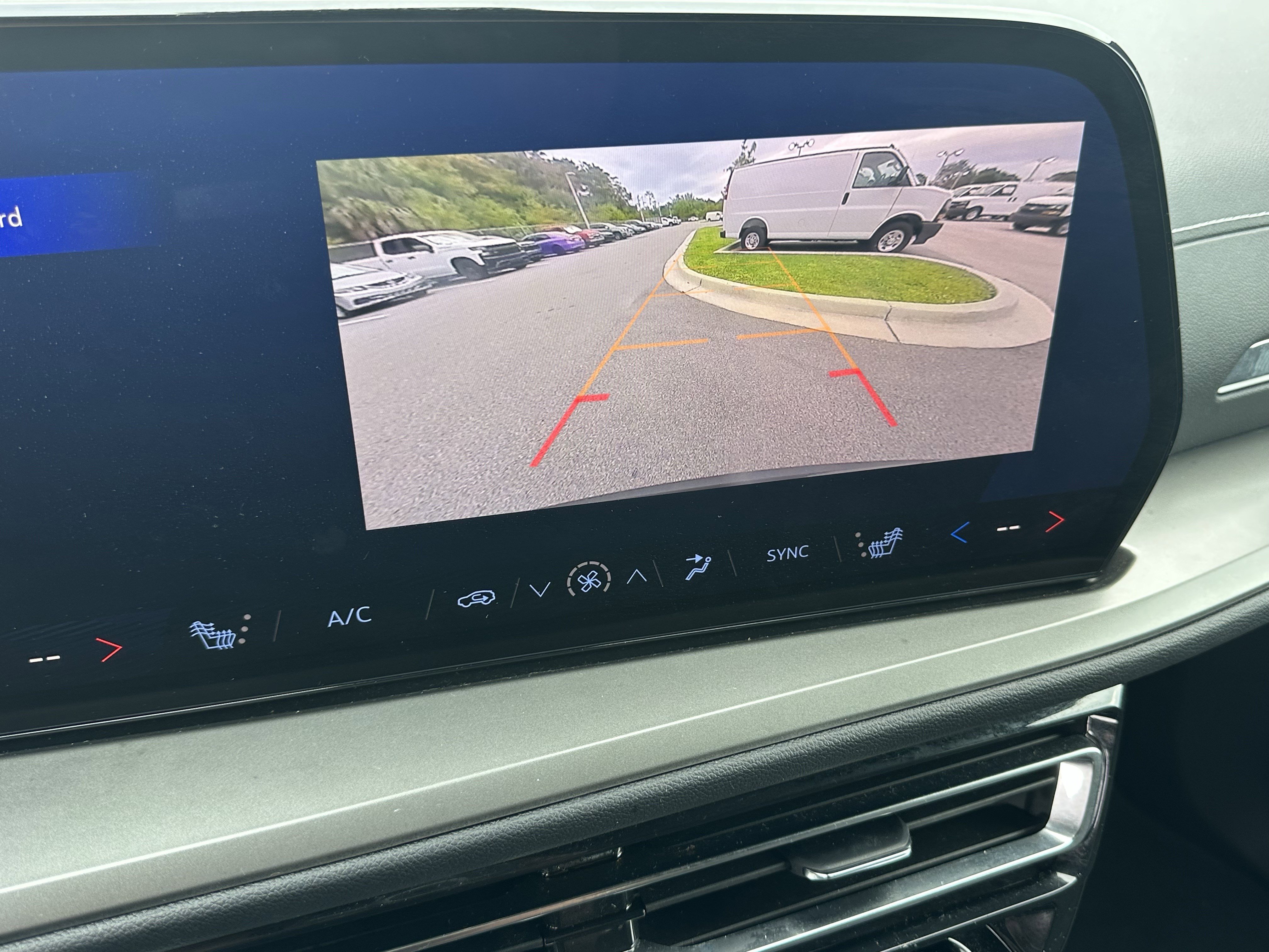 Certified 2025 Chevrolet Traverse LT image 28