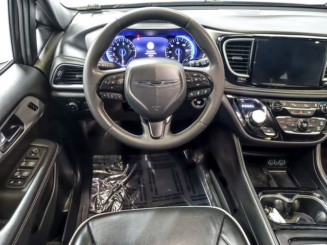 Used 2025 Chrysler Pacifica Limited FWD image 18