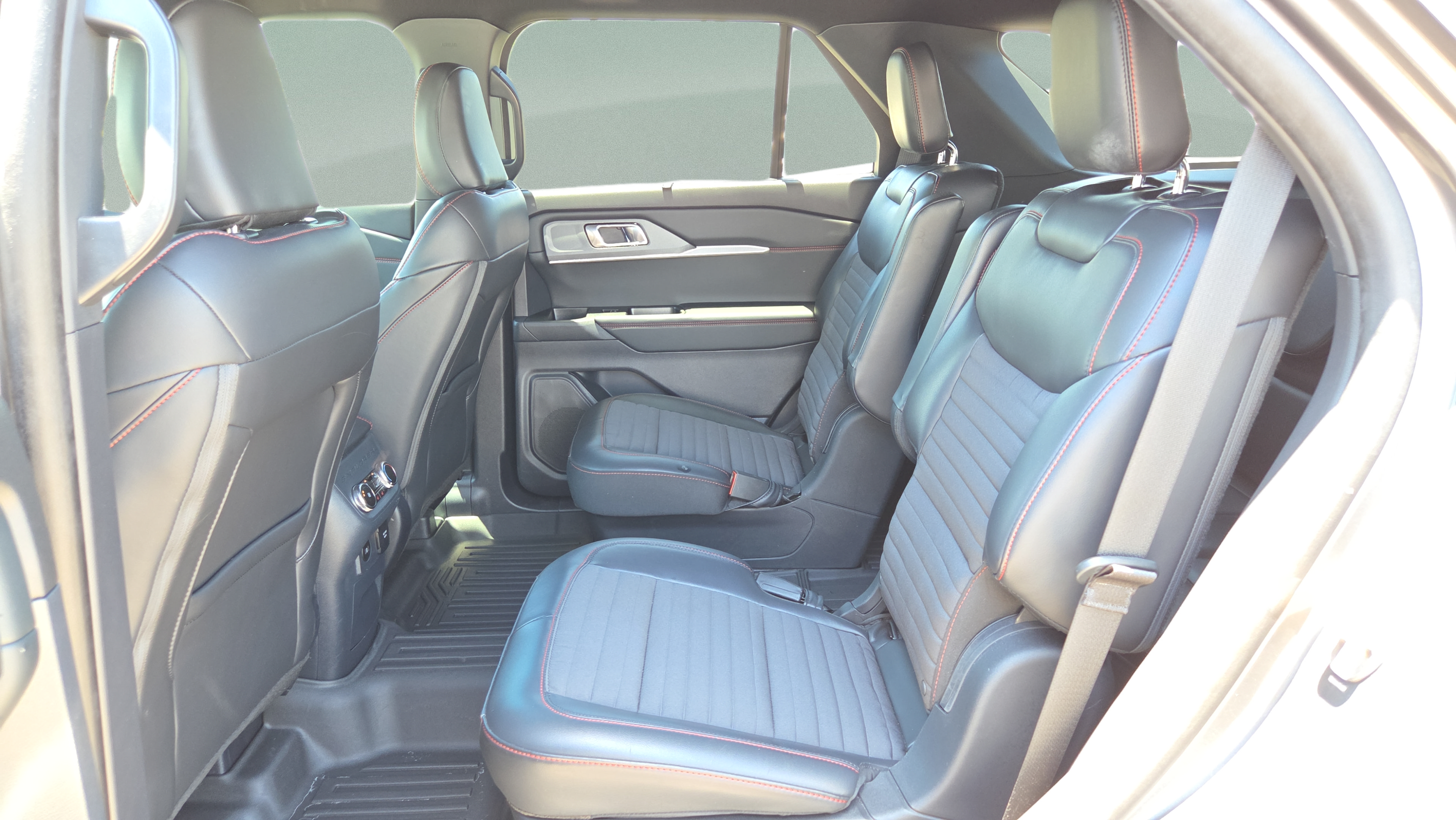 Used 2025 Ford Explorer ST-Line w/ Premium Package RWD image 12