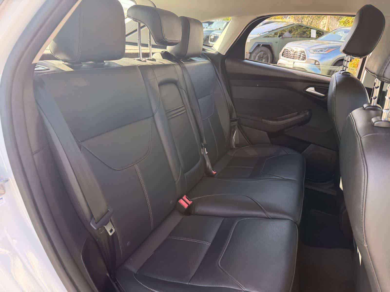 Used 2016 Ford Focus SE w/ Equipment Group 201A FWD image 11